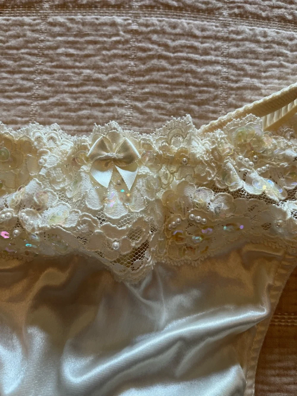 Victoria's Secret Cream Lace Sequin 36 B Bra & L Thong Set - Picture 7 of 7